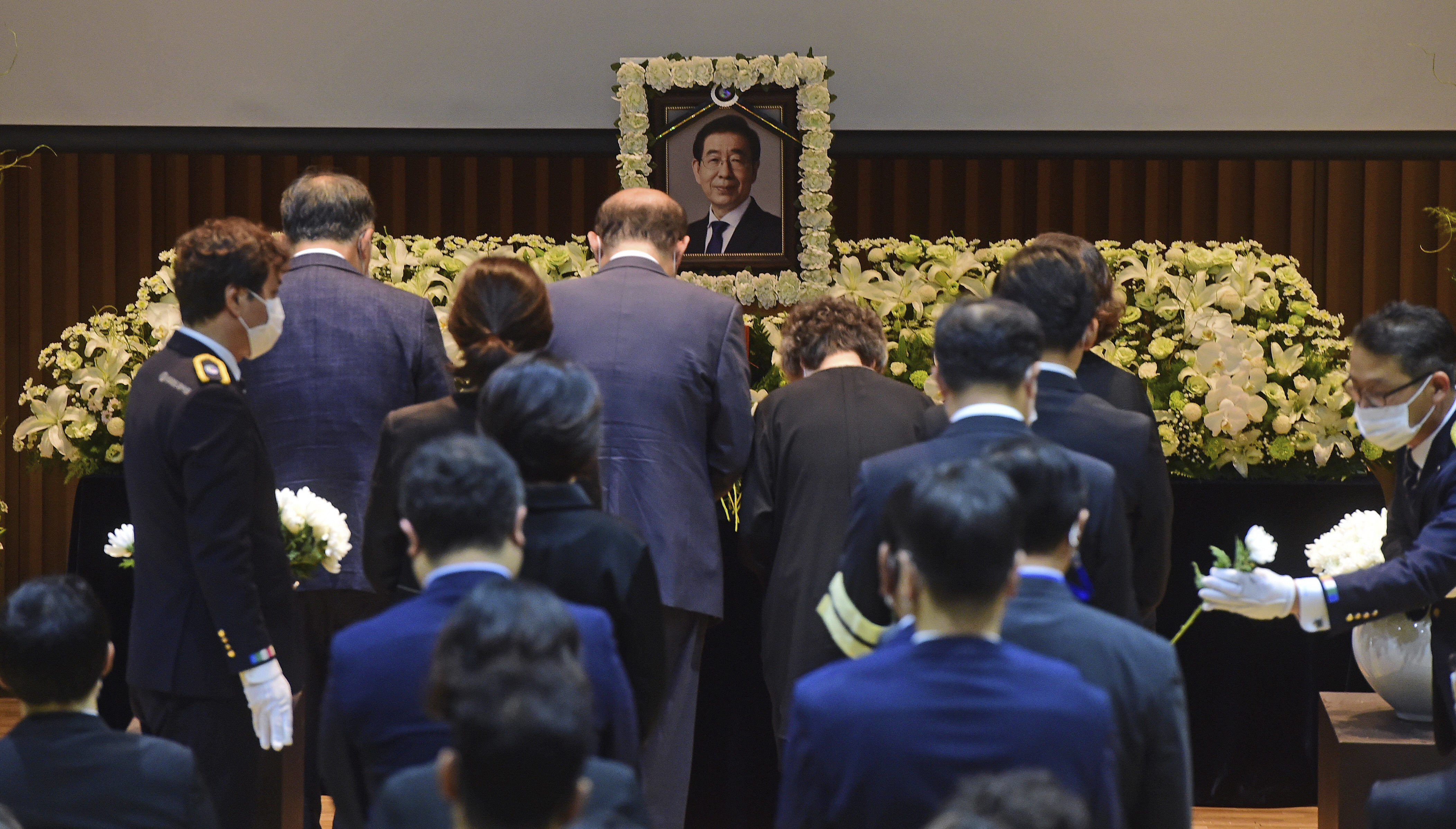 ▲▼南韓政界大老、家屬在朴元淳遺照前獻花，表達哀悼之意。（圖／達志影像／美聯社）
