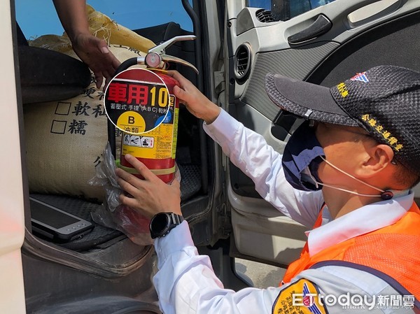 ▲屏東監理站籲車主準備滅火器，可自救救人            。（圖／記者陳崑福翻攝）