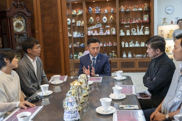 ▲新竹市長林智堅參訪全球水晶雪球最大供應商鑫林玻璃。（圖／新竹市政府提供）