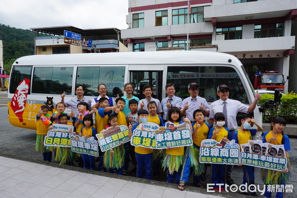 ▲▼台灣好行車埕線觀光巴士，串連集集鐵路支線水里車埕站及日月潭國家風景區，遊客不用自行開車，即可暢遊沿途景點。（圖／日月潭國家風景區管理處提供，下同）