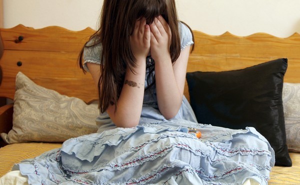 16歲妹老喊肚子痛…父母懷疑她想逃課　拖半年醫一驗嘆「是癌症」 | ET