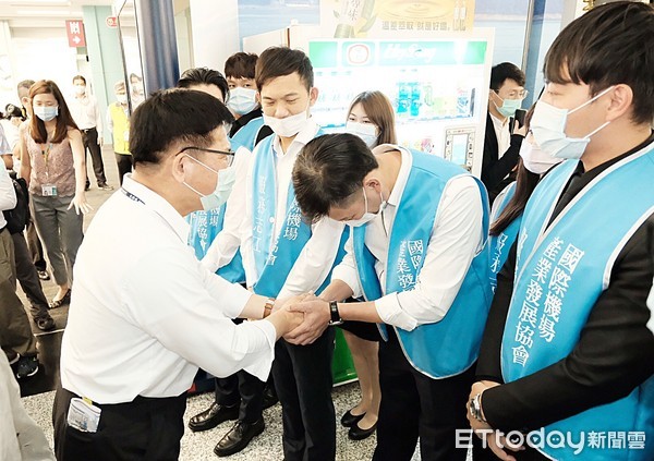 ▲交通部長林佳龍14日視察桃園機場，為桃機產業工會人員打氣加油。（圖／記者沈繼昌翻攝）