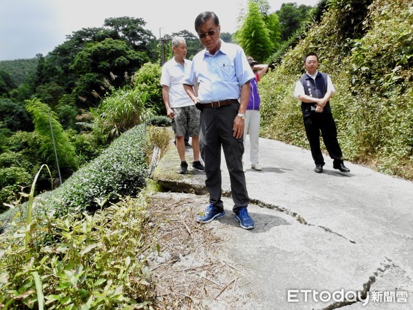 ▲▼南投縣長林明溱，會勘竹山鹿谷待修道路，展現「立竿見影」撥款改善的魄力。（圖／南投縣政府提供，下同）