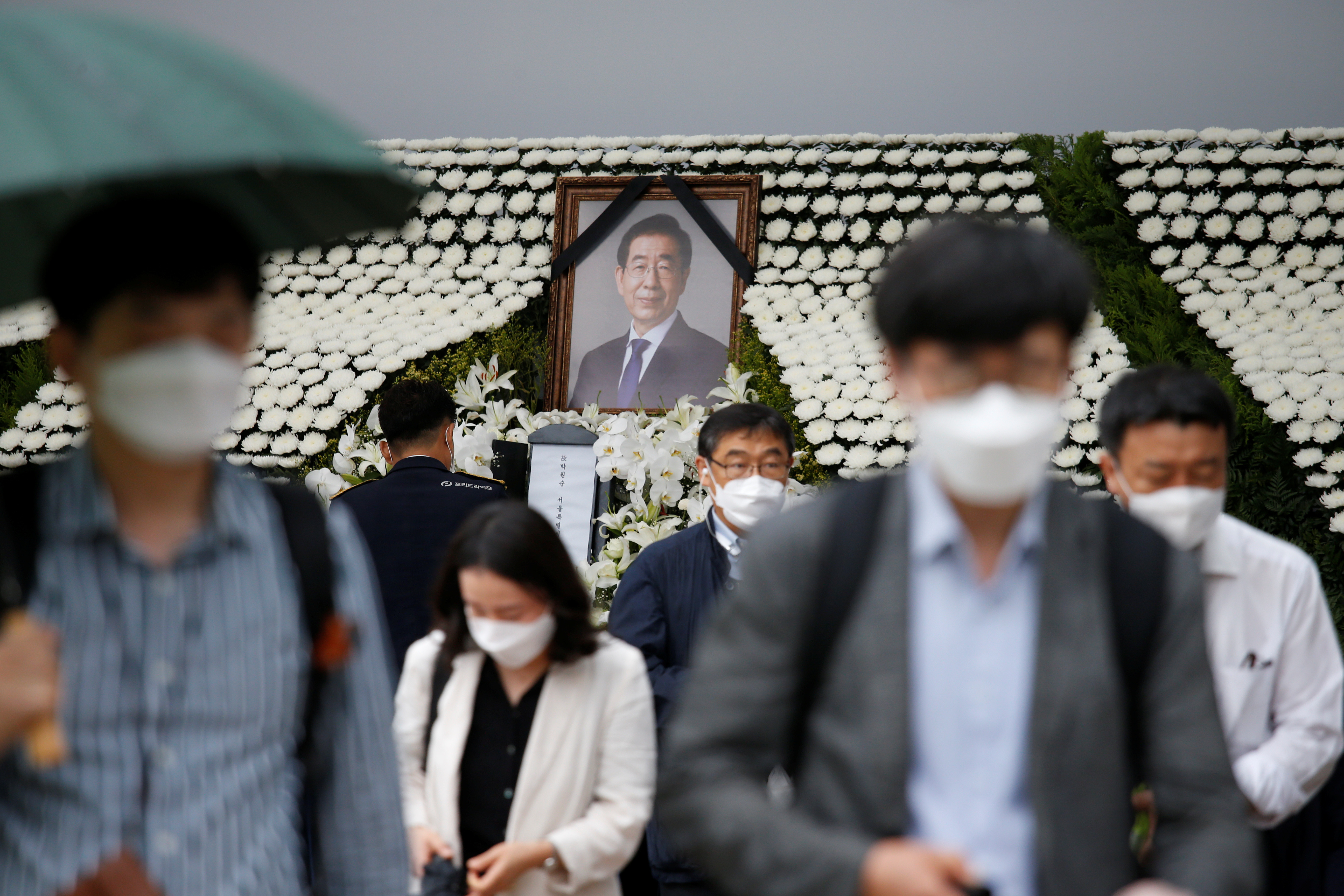 ▲▼首爾市長朴元淳疑因性騷輕生,知名作家孔枝泳卻在臉書護航、哀悼。(圖/路透社)