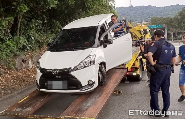 ▲▼中山分局警員攔查車輛遭衝撞，線上警力支援圍捕共開20槍逮人。（圖／記者邱中岳翻攝）