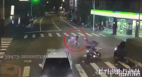 ▲▼三峽少年闖紅燈高速撞警車，當場噴飛亡。（圖／記者陳以昇翻攝）