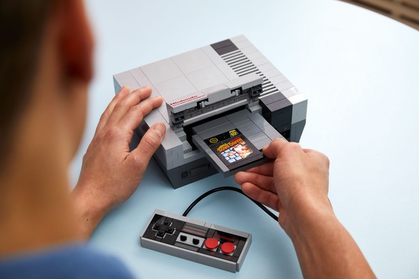 ▲樂高推出復古NES任天堂主機。（圖／樂高提供、翻攝Takara Tomy官網）
