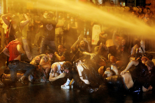 ▲▼以色列警方以強烈水柱驅散示威民眾。（圖／路透）