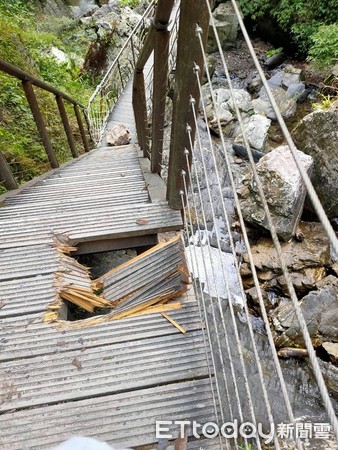 ▲▼宜蘭冬山鄉新寮瀑布步道，15傳出落石砸傷一女遊客意外。（圖／記者游芳男翻攝，下同）