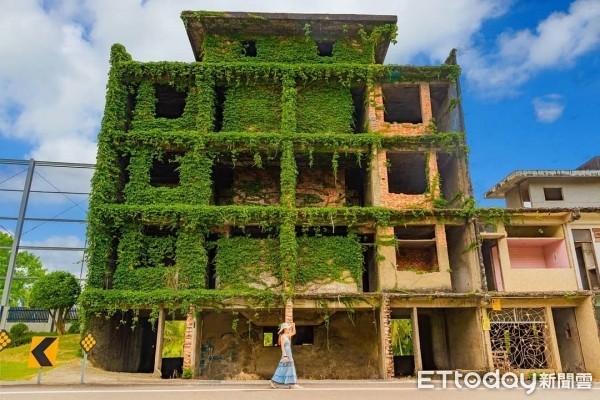 ▲台南市新化區高爾夫球場旁的廢墟建築，因爬滿蔓藤植物，被為稱為「綠巨人浩克的家」。（圖 / Ig molly888666提供）