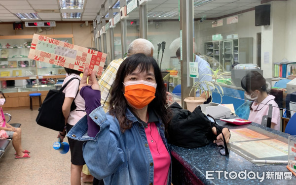 ▲雲林西螺郵局今日上午7點多已出現領券人潮，以領取號碼牌方式排隊等開門購買。（圖／記者蔡佩旻攝）