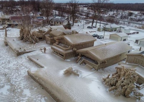 ▲3月份伊利湖暴風雪造成奇景。（圖／翻攝自推特）