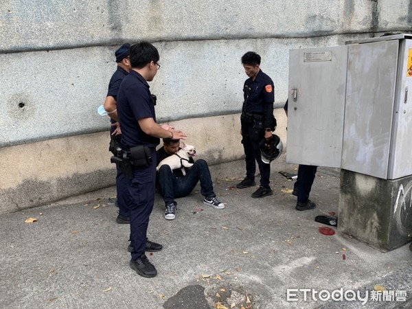 ▲▼樹林一對情侶檔拒檢自撞路邊電線杆，女送醫、男駕駛遭壓制。（圖／民眾提供）