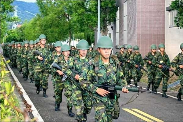 ▲國防部為強化後備軍人訓練，今年將列入「行軍」與「宿營」訓練項目，不正是凸顯出以往的教召訓練很鬆散（圖／翻攝國防部後備指揮部臉書）