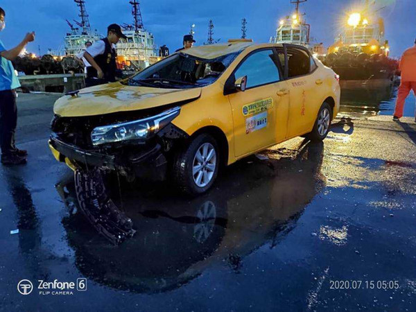 計程車被打撈上岸，車頭嚴重毀損。