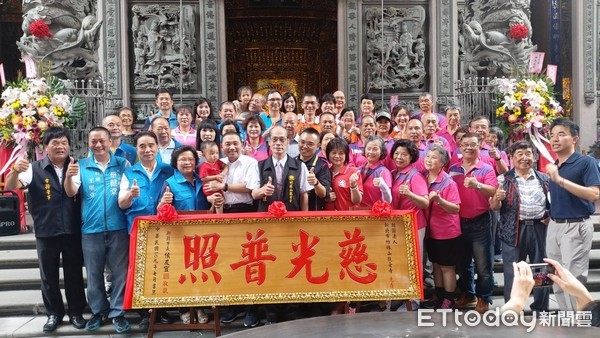 ▲ 侯友宜參拜林口竹林山觀音寺 贈匾「慈光普照」祈求疫情退散。（圖／新北市民政局提供）