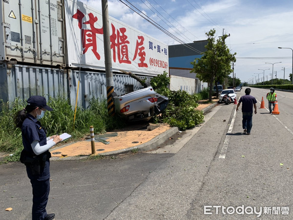 ▲整輛車翻覆在人行道上，令經過的民眾都怵目驚心             。（圖／記者黃孟珍翻攝）