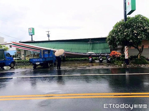 ▲▼嘉義六腳鄉一間超商受到大雨狂襲，屋頂直接塌陷，目擊民眾嚇傻。（圖／民眾提供）