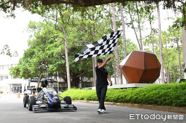 ▲清大發表第三代電動方程式賽車　加速度0到100公里2.7秒直逼特斯拉。（圖／清大提供）