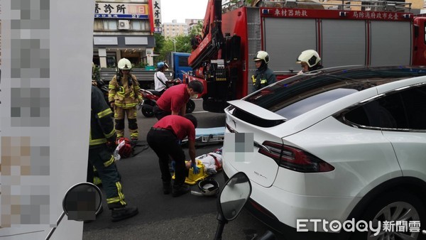 ▲台北市大安區復興南路一段16日發生一起車禍意外，一名機車騎士卡在特斯拉車底。（圖／記者黃彥傑攝）