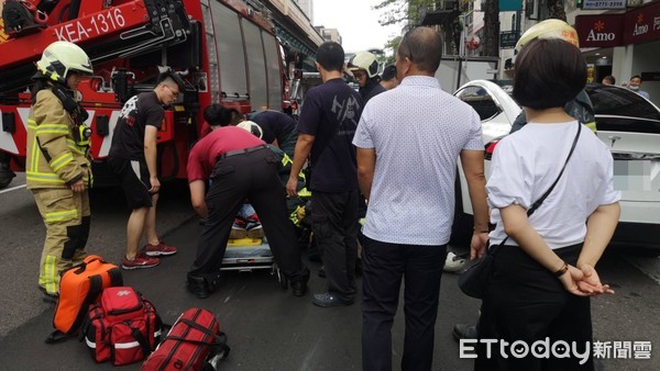 ▲台北市大安區復興南路一段16日發生一起車禍意外，一名機車騎士卡在特斯拉車底。（圖／記者黃彥傑攝）