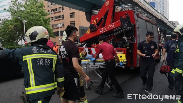 ▲台北市大安區復興南路一段16日發生一起車禍意外，一名機車騎士卡在特斯拉車底。（圖／記者黃彥傑攝）