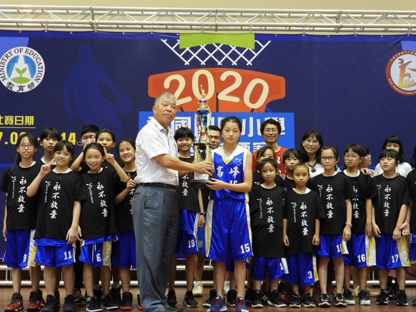 ▲高峰國小女籃隊拿下隊史上第一座冠軍獎盃。（圖／新竹市政府提供）