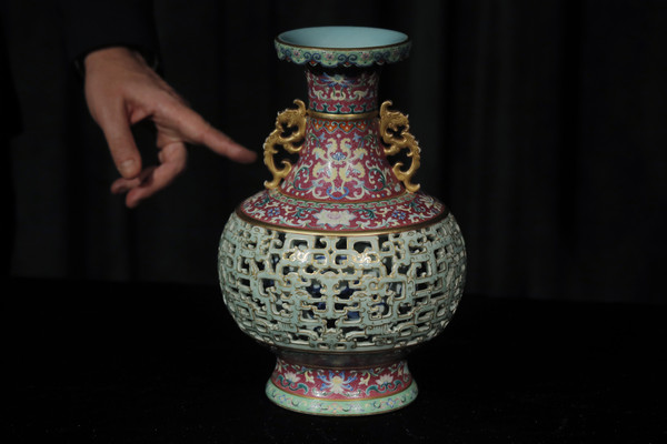 ▲歐洲一位老婦人只花千元買下這個花瓶，但經專家鑑定後，發現原來是價值上億的中國乾隆皇帝古董。（圖／達志影像／美聯社）