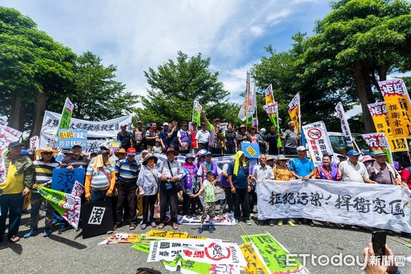 ▲▼花蓮中南區約500名居民在縣府前抗議。（圖／記者蕭可正攝，下同）