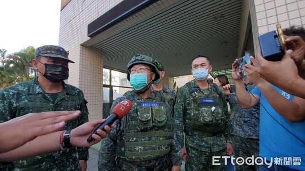 ▲張台松少將16日稍早出面說明戰搜直升機墜毀意外。（圖／記者陳凱力攝）