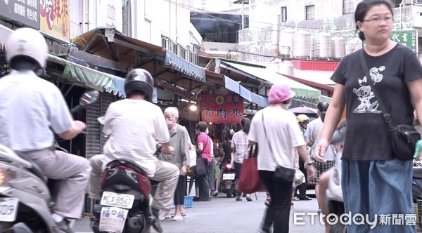 ▲▼信義房屋竹圍店專員王永年商圈專訪，民族路29巷內，小吃店、餐廳聚集，還有從早到晚都有人擺攤的竹圍市場，竹圍商圈。（圖／記者楊詩益攝）