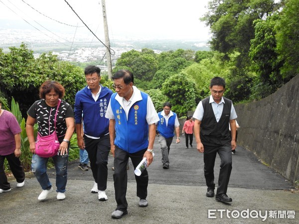 ▲▼南投縣長林明溱到南投市，會勘多處亟需改善排水系統的道路，還專程到當地北營將軍廟虔誠上香，祈求庛佑平安。（圖／南投縣政提供，下同）