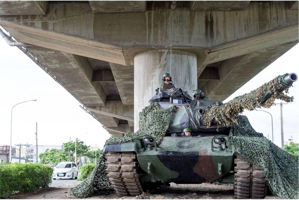 ▲▼M60A3戰車利用高架橋墩進行隱掩蔽作為。（軍聞社記者陳建興攝）