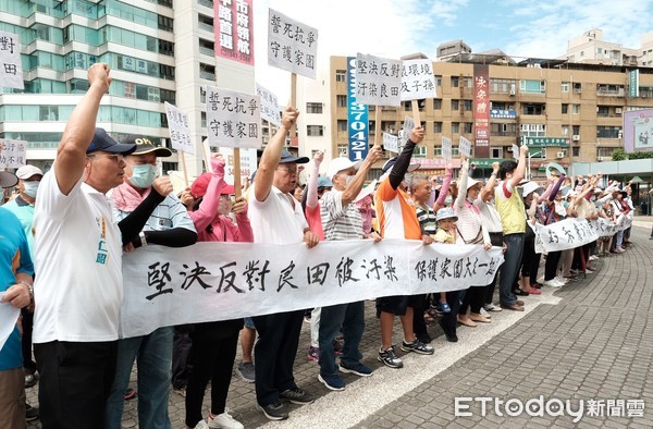 ▲上百名桃園市新屋區永安里民16日在市府前拉布條，抗議農地變成資源回收場恐將造成嚴重汙染。（圖／記者沈繼昌翻攝）