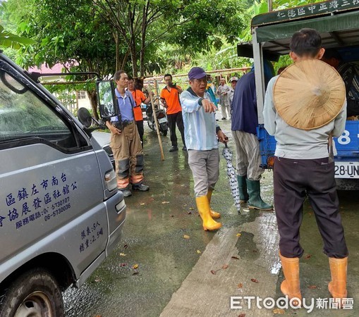 ▲台南新化分局及岡林里巡守隊等大隊人馬，冒雨不畏艱難在山區搜尋黃翁，但找到人時，黃翁已不幸死亡。（圖／記者林悅翻攝，下同）