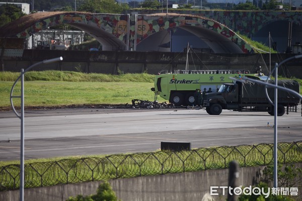 ▲▼新竹空軍基地戰搜直升機墜毀現場，機身殘骸曝光。（圖／記者陳凱力翻攝）