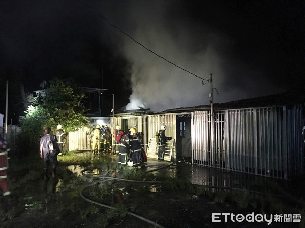 ▲雲林大埤鄉晚間傳出住宅火警，平房完全燃燒烈焰猛竄怵目驚心。（圖／記者蔡佩旻翻攝）