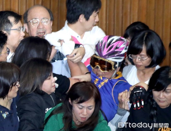 ▲▼立法院臨時會 民進黨清場 朝野搶佔主席台 陳玉珍死守住主席台。（圖／記者屠惠剛攝）