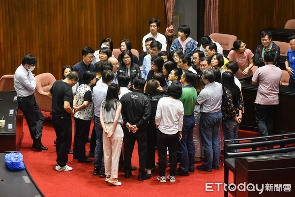 ▲▼立法院臨時會表決監察委員人事同意權案,黨團總召柯建銘招集黨籍立委勤前教育沙盤推演。（圖／記者李毓康攝）