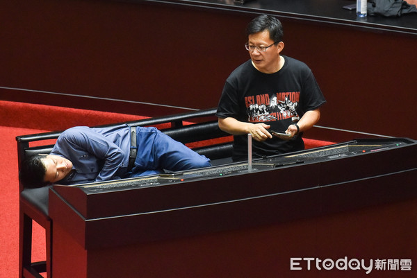 ▲▼立法院臨時會表決監察委員人事同意權案,民進黨立委按照任務分配各自佔據責任區域,何志偉,張廖萬堅。（圖／記者李毓康攝）