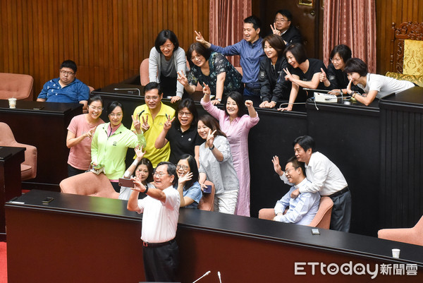 ▲▼立法院臨時會表決監察委員人事同意權案,民進黨立委在主席台前開心自拍合照,蔡易餘在一旁打瞌睡。（圖／記者李毓康攝）
