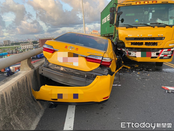 ▲▼ 小黃醉駕聯結車擋道            。（圖／記者洪正達翻攝）