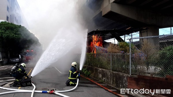 ▲▼北市民權大橋下存放鋰電池的貨櫃屋突然竄火，警消滅火搶救。（圖／記者邱中岳翻攝）