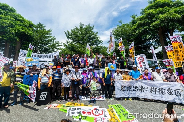 ▲▼花蓮中南區約500名居民在縣府前抗議養牛畜牧業進行駐花蓮。（圖／記者蕭可正攝，下同）