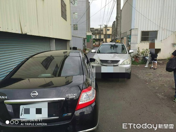 ▲台南市警五分局查緝王姓毒犯時，遭王嫌開車衝撞偵防車拒捕，警方開槍制止緝獲，起獲毒品。（圖／記者林悅翻攝，下同）