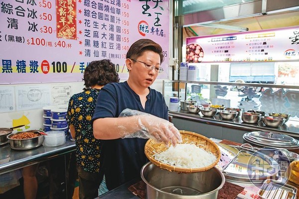 詹子晴（前）開店，母親是她最強助手，二人每天會一起到店備料、煮黑糖漿。