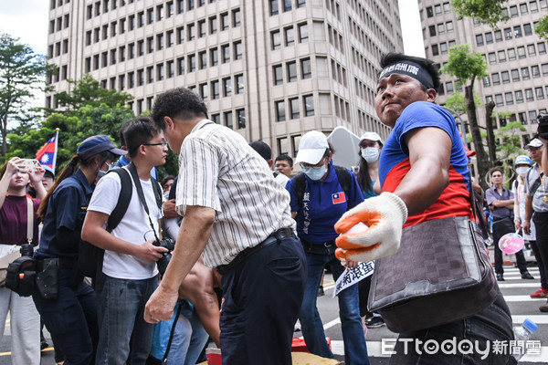 ▲立法院表決監察院長陳菊人事案，場外民眾抗議丟雞蛋。（圖／記者林敬旻攝）