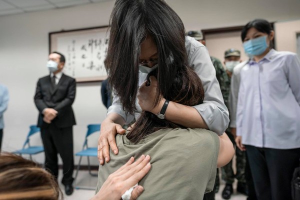 ▲▼蔡英文慰問簡任專少校、高嘉隆上尉家屬。（圖／翻攝蔡英文臉書）