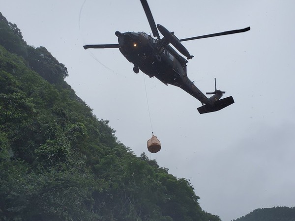 ▲自衛隊人員正在救豬的畫面。(圖／翻攝自日本農業新聞網）