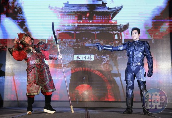 智冠集團董事長王俊博扮演《黃易群俠傳M》中的天魔大將軍，與代言人藍正龍化身時空戰士一起上台宣示開戰。